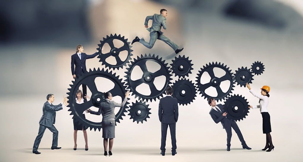 Analogía de trabajo en equipo con engranajes